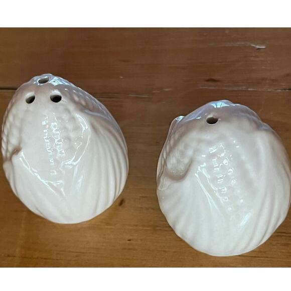 Vintage White Ceramic Corn on the cob salt & Pepper shakers. Farm House. - Picture 2 of 6